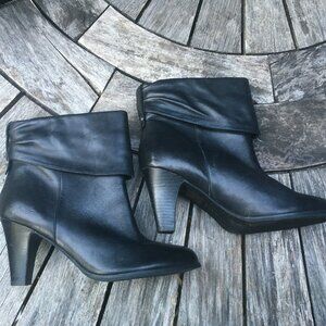 BCBG BLACK ANKLE BOOTS HEELED 8B